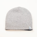 Cuffia doubleface grigio e blu in 100% Cashmere, Made in Italy. Pratica e versatile, può essere indossata con o senza risvolto. Trama rasata e pregiata manifattura per una vestibilità confortevole e di qualità.