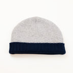 Cuffia doubleface grigio e blu in 100% Cashmere, Made in Italy. Pratica e versatile, può essere indossata con o senza risvolto. Trama rasata e pregiata manifattura per una vestibilità confortevole e di qualità.