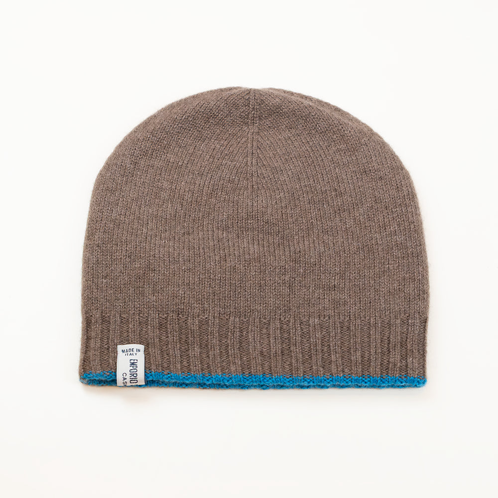 Cuffia doubleface Zaffiro e Legno in 100% Cashmere, Made in Italy. Pratica e versatile, può essere indossata con o senza risvolto. Trama rasata e pregiata manifattura per una vestibilità confortevole e di qualità.