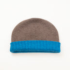 Cuffia doubleface Zaffiro e Legno in 100% Cashmere, Made in Italy. Pratica e versatile, può essere indossata con o senza risvolto. Trama rasata e pregiata manifattura per una vestibilità confortevole e di qualità.