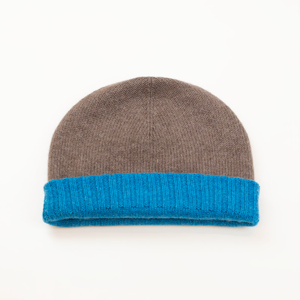 Cuffia doubleface Zaffiro e Legno in 100% Cashmere, Made in Italy. Pratica e versatile, può essere indossata con o senza risvolto. Trama rasata e pregiata manifattura per una vestibilità confortevole e di qualità.