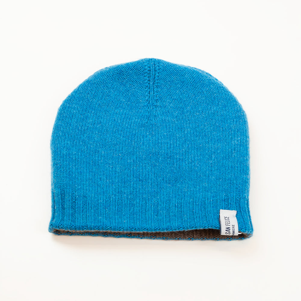 Cuffia doubleface Zaffiro e Legno in 100% Cashmere, Made in Italy. Pratica e versatile, può essere indossata con o senza risvolto. Trama rasata e pregiata manifattura per una vestibilità confortevole e di qualità.