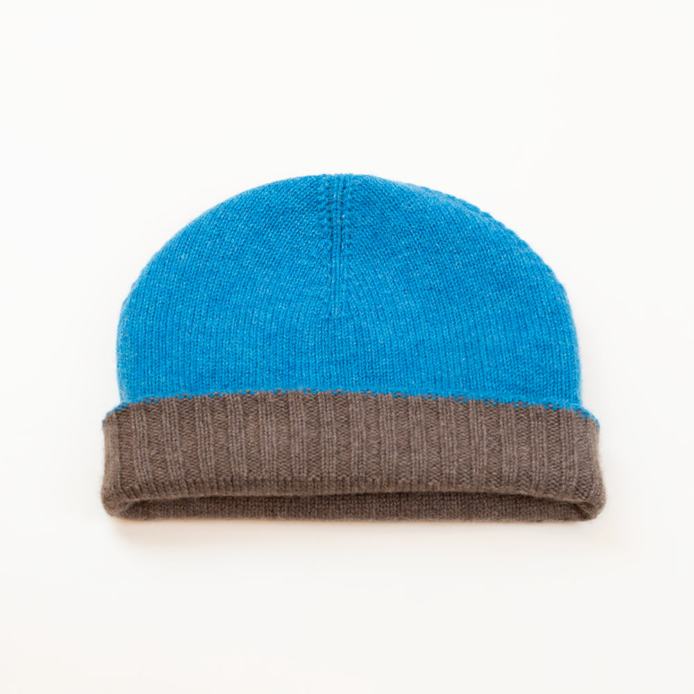 Cuffia doubleface Zaffiro e Legno in 100% Cashmere, Made in Italy. Pratica e versatile, può essere indossata con o senza risvolto. Trama rasata e pregiata manifattura per una vestibilità confortevole e di qualità.