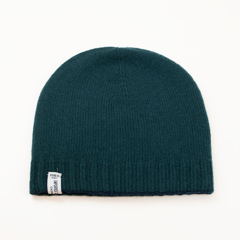Cuffia doubleface verde e blu in 100% Cashmere, Made in Italy. Pratica e versatile, può essere indossata con o senza risvolto. Trama rasata e pregiata manifattura per una vestibilità confortevole e di qualità.
