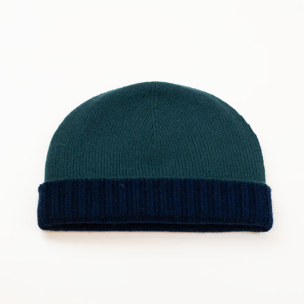 Cuffia doubleface verde e blu in 100% Cashmere, Made in Italy. Pratica e versatile, può essere indossata con o senza risvolto. Trama rasata e pregiata manifattura per una vestibilità confortevole e di qualità.