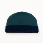 Cuffia doubleface verde e blu in 100% Cashmere, Made in Italy. Pratica e versatile, può essere indossata con o senza risvolto. Trama rasata e pregiata manifattura per una vestibilità confortevole e di qualità.