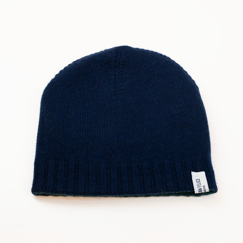 Cuffia doubleface verde e blu in 100% Cashmere, Made in Italy. Pratica e versatile, può essere indossata con o senza risvolto. Trama rasata e pregiata manifattura per una vestibilità confortevole e di qualità.