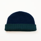 Cuffia doubleface verde e blu in 100% Cashmere, Made in Italy. Pratica e versatile, può essere indossata con o senza risvolto. Trama rasata e pregiata manifattura per una vestibilità confortevole e di qualità.