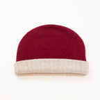 Cuffia doubleface Bordeaux e naturale in 100% Cashmere, Made in Italy. Pratica e versatile, può essere indossata con o senza risvolto. Trama rasata e pregiata manifattura per una vestibilità confortevole e di qualità.