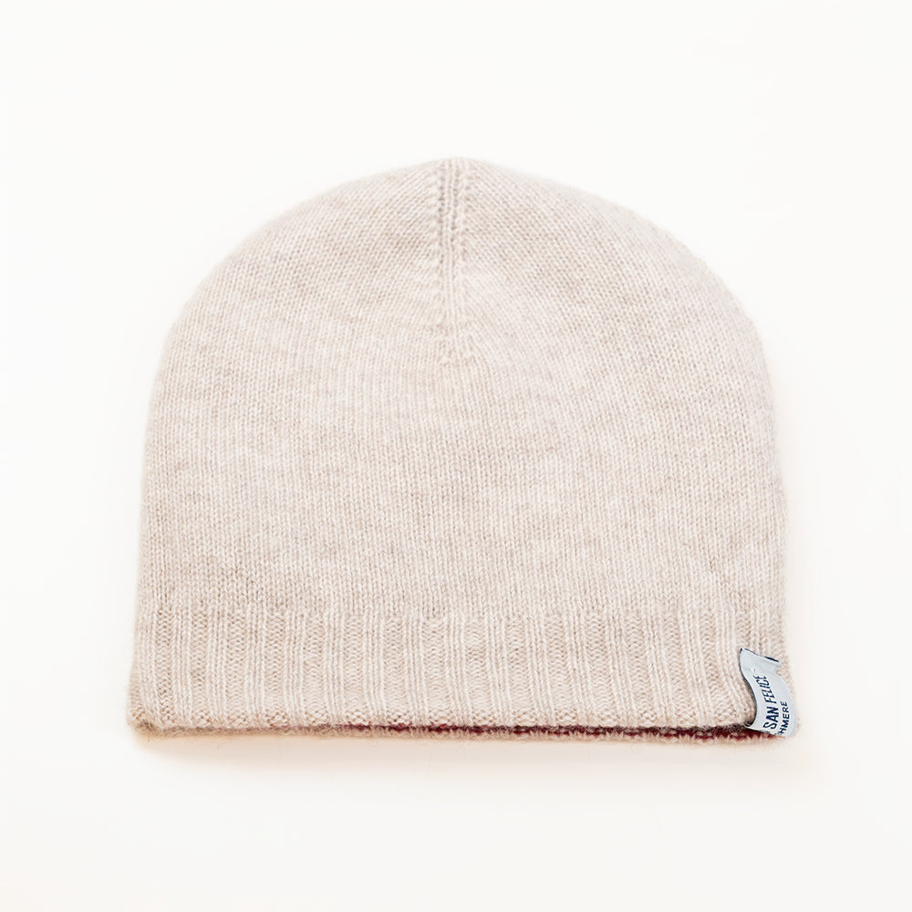 Cuffia doubleface Bordeaux e naturale in 100% Cashmere, Made in Italy. Pratica e versatile, può essere indossata con o senza risvolto. Trama rasata e pregiata manifattura per una vestibilità confortevole e di qualità.