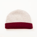 Cuffia doubleface Bordeaux e naturale in 100% Cashmere, Made in Italy. Pratica e versatile, può essere indossata con o senza risvolto. Trama rasata e pregiata manifattura per una vestibilità confortevole e di qualità.