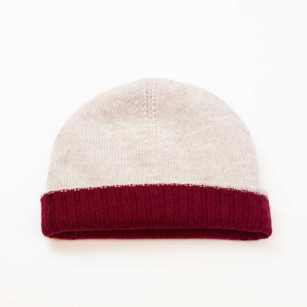 Cuffia doubleface Bordeaux e naturale in 100% Cashmere, Made in Italy. Pratica e versatile, può essere indossata con o senza risvolto. Trama rasata e pregiata manifattura per una vestibilità confortevole e di qualità.