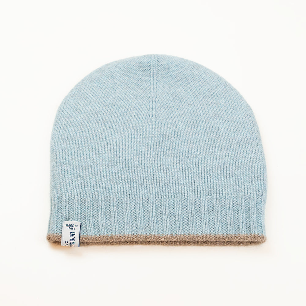 Cuffia doubleface beige e celeste in 100% Cashmere, Made in Italy. Pratica e versatile, può essere indossata con o senza risvolto. Trama rasata e pregiata manifattura per una vestibilità confortevole e di qualità.