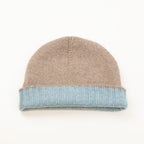 Cuffia doubleface beige e celeste in 100% Cashmere, Made in Italy. Pratica e versatile, può essere indossata con o senza risvolto. Trama rasata e pregiata manifattura per una vestibilità confortevole e di qualità.