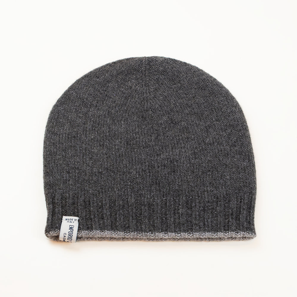 Cuffia doubleface grigio in 100% Cashmere, Made in Italy. Pratica e versatile, può essere indossata con o senza risvolto. Trama rasata e pregiata manifattura per una vestibilità confortevole e di qualità.