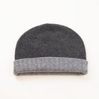 Cuffia doubleface grigio in 100% Cashmere, Made in Italy. Pratica e versatile, può essere indossata con o senza risvolto. Trama rasata e pregiata manifattura per una vestibilità confortevole e di qualità.