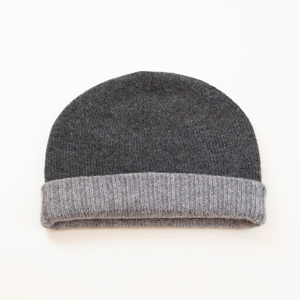 Cuffia doubleface grigio in 100% Cashmere, Made in Italy. Pratica e versatile, può essere indossata con o senza risvolto. Trama rasata e pregiata manifattura per una vestibilità confortevole e di qualità.