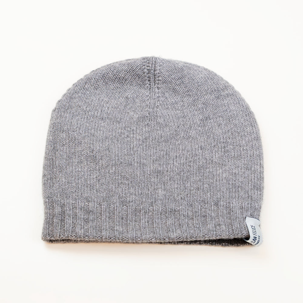 Cuffia doubleface grigio in 100% Cashmere, Made in Italy. Pratica e versatile, può essere indossata con o senza risvolto. Trama rasata e pregiata manifattura per una vestibilità confortevole e di qualità.