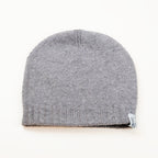 Cuffia doubleface grigio in 100% Cashmere, Made in Italy. Pratica e versatile, può essere indossata con o senza risvolto. Trama rasata e pregiata manifattura per una vestibilità confortevole e di qualità.