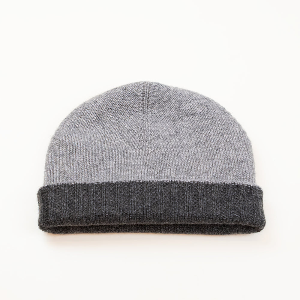 Cuffia doubleface grigio in 100% Cashmere, Made in Italy. Pratica e versatile, può essere indossata con o senza risvolto. Trama rasata e pregiata manifattura per una vestibilità confortevole e di qualità.