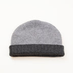 Cuffia doubleface grigio in 100% Cashmere, Made in Italy. Pratica e versatile, può essere indossata con o senza risvolto. Trama rasata e pregiata manifattura per una vestibilità confortevole e di qualità.