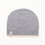 Cuffia doubleface grigio e panna in 100% Cashmere, Made in Italy. Pratica e versatile, può essere indossata con o senza risvolto. Trama rasata e pregiata manifattura per una vestibilità confortevole e di qualità.