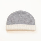 Cuffia doubleface grigio e panna in 100% Cashmere, Made in Italy. Pratica e versatile, può essere indossata con o senza risvolto. Trama rasata e pregiata manifattura per una vestibilità confortevole e di qualità.