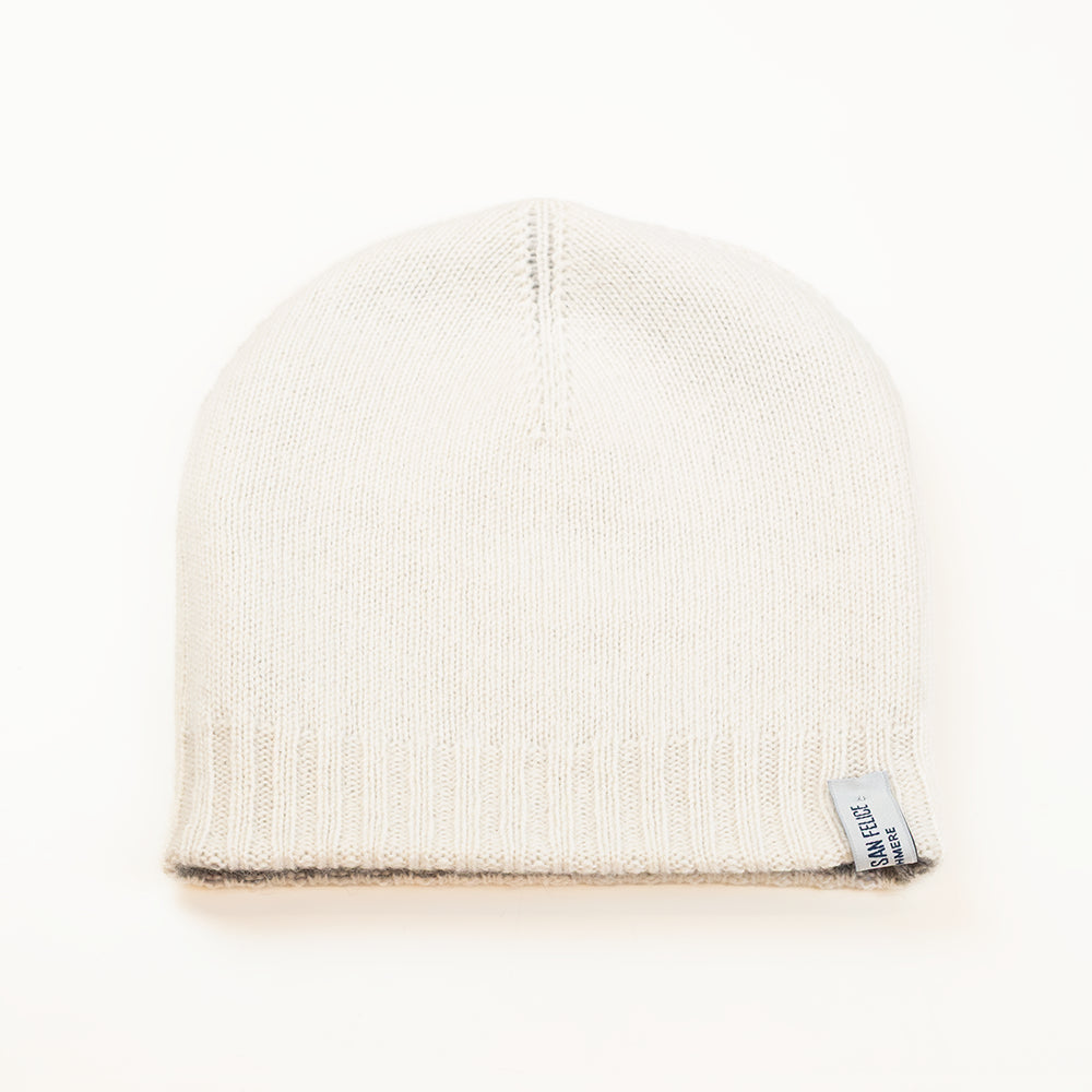 Cuffia doubleface grigio e panna in 100% Cashmere, Made in Italy. Pratica e versatile, può essere indossata con o senza risvolto. Trama rasata e pregiata manifattura per una vestibilità confortevole e di qualità.