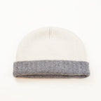 Cuffia doubleface grigio e panna in 100% Cashmere, Made in Italy. Pratica e versatile, può essere indossata con o senza risvolto. Trama rasata e pregiata manifattura per una vestibilità confortevole e di qualità.