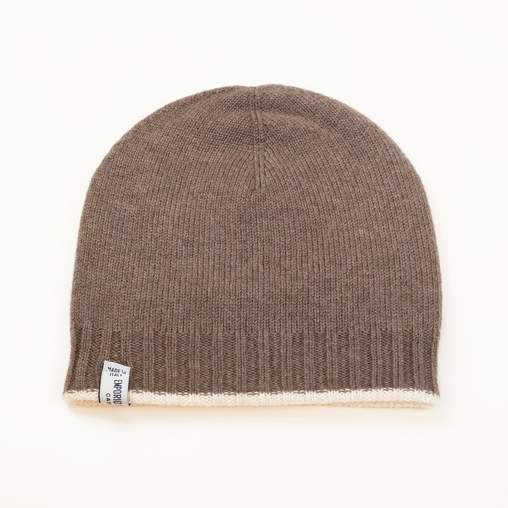 Cuffia doubleface beige e marrone in 100% Cashmere, Made in Italy. Pratica e versatile, può essere indossata con o senza risvolto. Trama rasata e pregiata manifattura per una vestibilità confortevole e di qualità.