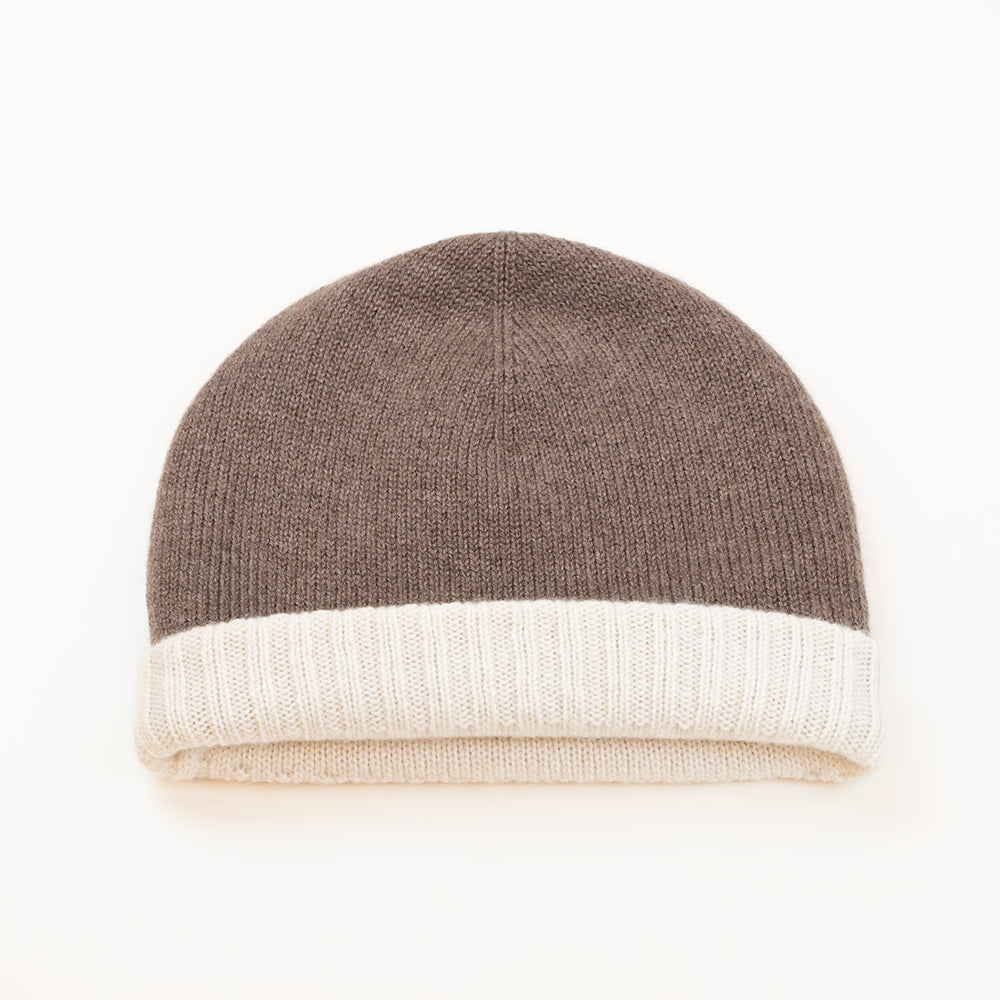 Cuffia doubleface beige e marrone in 100% Cashmere, Made in Italy. Pratica e versatile, può essere indossata con o senza risvolto. Trama rasata e pregiata manifattura per una vestibilità confortevole e di qualità.