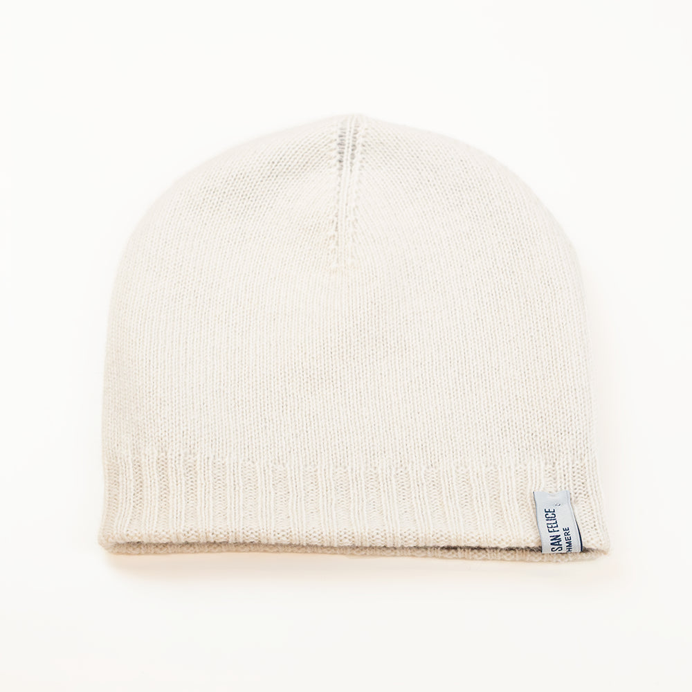 Cuffia doubleface beige e marrone in 100% Cashmere, Made in Italy. Pratica e versatile, può essere indossata con o senza risvolto. Trama rasata e pregiata manifattura per una vestibilità confortevole e di qualità.