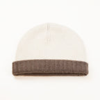 Cuffia doubleface beige e marrone in 100% Cashmere, Made in Italy. Pratica e versatile, può essere indossata con o senza risvolto. Trama rasata e pregiata manifattura per una vestibilità confortevole e di qualità.