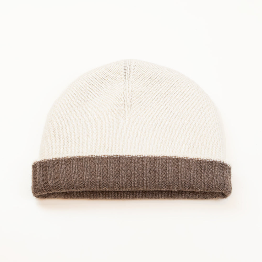 Cuffia doubleface beige e marrone in 100% Cashmere, Made in Italy. Pratica e versatile, può essere indossata con o senza risvolto. Trama rasata e pregiata manifattura per una vestibilità confortevole e di qualità.
