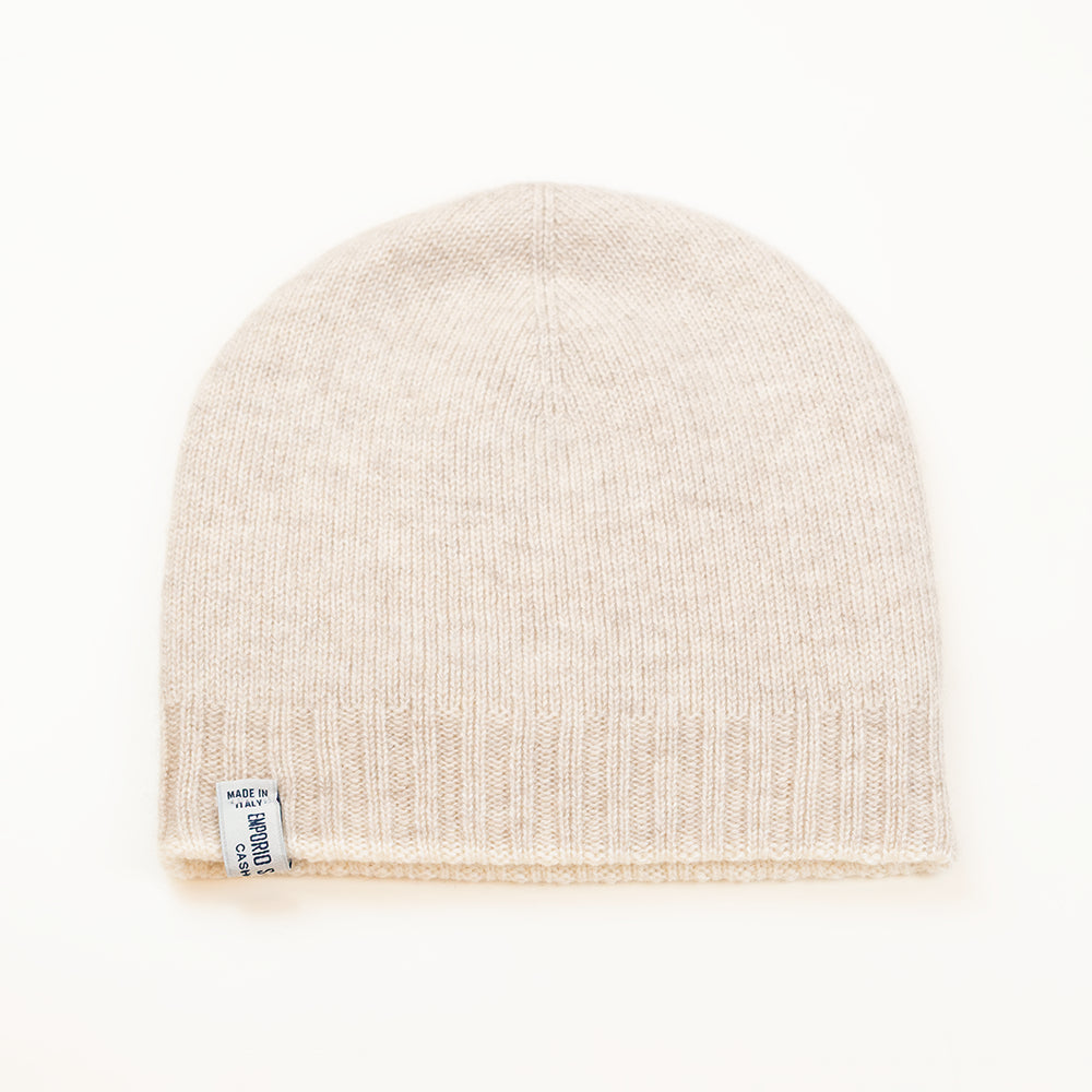 Cuffia doubleface panna e beige in 100% Cashmere, Made in Italy. Pratica e versatile, può essere indossata con o senza risvolto. Trama rasata e pregiata manifattura per una vestibilità confortevole e di qualità.