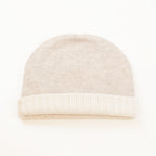 Cuffia doubleface panna e beige in 100% Cashmere, Made in Italy. Pratica e versatile, può essere indossata con o senza risvolto. Trama rasata e pregiata manifattura per una vestibilità confortevole e di qualità.
