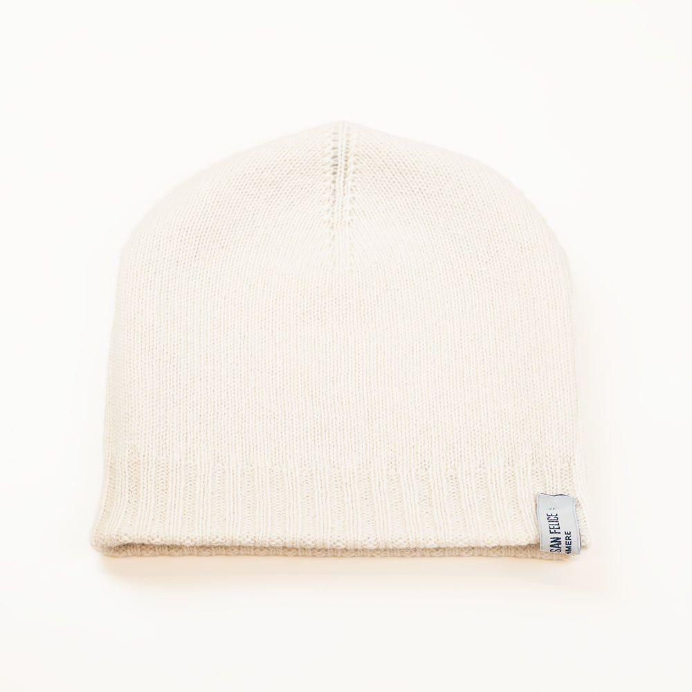 Cuffia doubleface panna e beige in 100% Cashmere, Made in Italy. Pratica e versatile, può essere indossata con o senza risvolto. Trama rasata e pregiata manifattura per una vestibilità confortevole e di qualità.