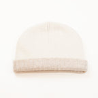 Cuffia doubleface panna e beige in 100% Cashmere, Made in Italy. Pratica e versatile, può essere indossata con o senza risvolto. Trama rasata e pregiata manifattura per una vestibilità confortevole e di qualità.
