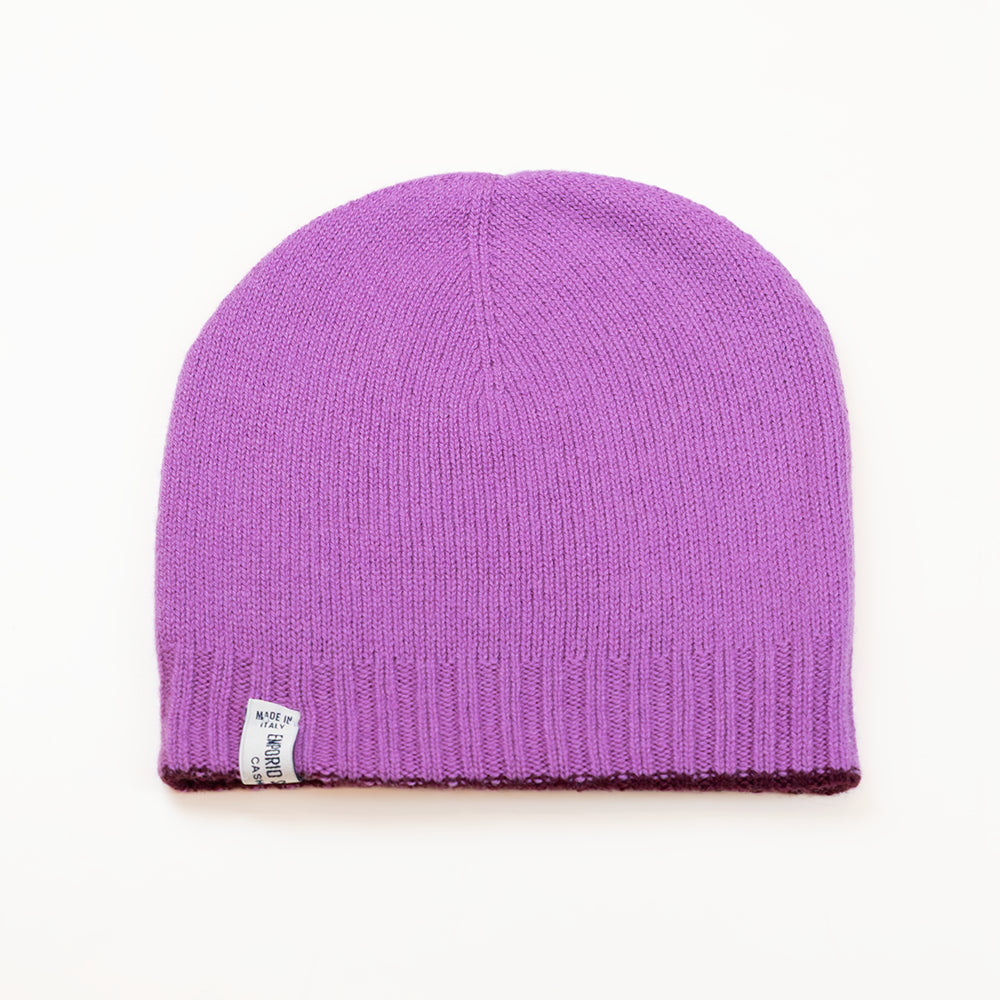 Cuffia doubleface Rosa e prugna in 100% Cashmere, Made in Italy. Pratica e versatile, può essere indossata con o senza risvolto. Trama rasata e pregiata manifattura per una vestibilità confortevole e di qualità.