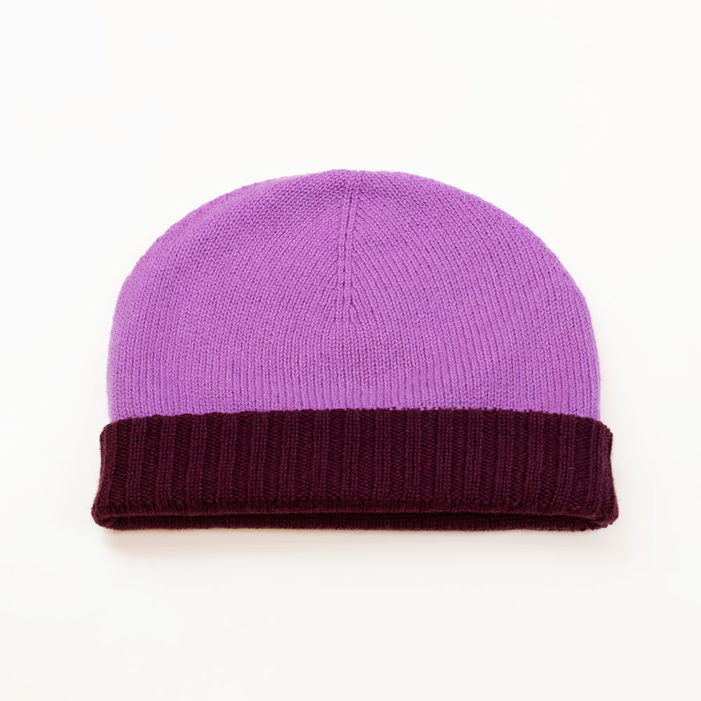 Cuffia doubleface Rosa e prugna in 100% Cashmere, Made in Italy,  con risvolto. Trama rasata e pregiata manifattura per una vestibilità confortevole e di qualità.