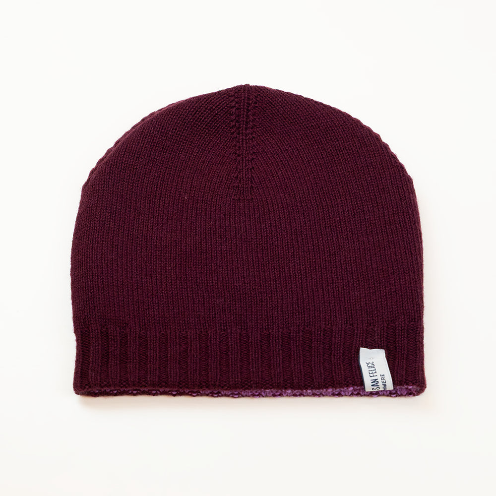 Cuffia doubleface Rosa e prugna in 100% Cashmere, Made in Italy, senza risvolto. Trama rasata e pregiata manifattura per una vestibilità confortevole e di qualità.