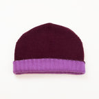Cuffia doubleface Rosa e prugna in 100% Cashmere, Made in Italy. Pratica e versatile, con  risvolto. Trama rasata e pregiata manifattura per una vestibilità confortevole e di qualità.