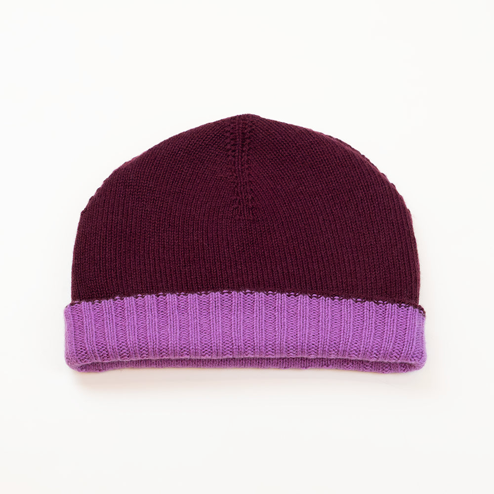 Cuffia doubleface Rosa e prugna in 100% Cashmere, Made in Italy. Pratica e versatile, con  risvolto. Trama rasata e pregiata manifattura per una vestibilità confortevole e di qualità.
