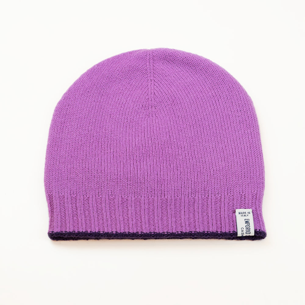 Cuffia doubleface viola melanzana e rosa in 100% Cashmere, Made in Italy. Pratica e versatile, può essere indossata con o senza risvolto. Trama rasata e pregiata manifattura per una vestibilità confortevole e di qualità.