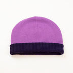 Cuffia doubleface viola melanzana e rosa in 100% Cashmere, Made in Italy. Pratica e versatile, può essere indossata con o senza risvolto. Trama rasata e pregiata manifattura per una vestibilità confortevole e di qualità.