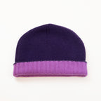 Cuffia doubleface viola melanzana e rosa in 100% Cashmere, Made in Italy. Pratica e versatile, può essere indossata con o senza risvolto. Trama rasata e pregiata manifattura per una vestibilità confortevole e di qualità.