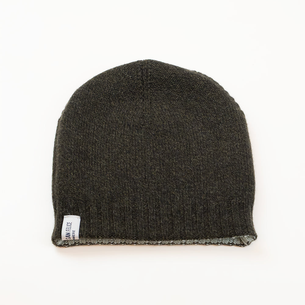 Cuffia doubleface verde in 100% Cashmere, Made in Italy. Pratica e versatile, può essere indossata con o senza risvolto. Trama rasata e pregiata manifattura per una vestibilità confortevole e di qualità.