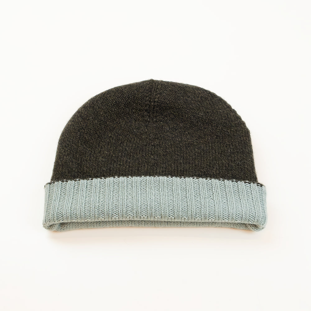 Cuffia doubleface verde in 100% Cashmere, Made in Italy. Pratica e versatile, può essere indossata con o senza risvolto. Trama rasata e pregiata manifattura per una vestibilità confortevole e di qualità.