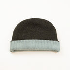Cuffia doubleface verde in 100% Cashmere, Made in Italy. Pratica e versatile, può essere indossata con o senza risvolto. Trama rasata e pregiata manifattura per una vestibilità confortevole e di qualità.
