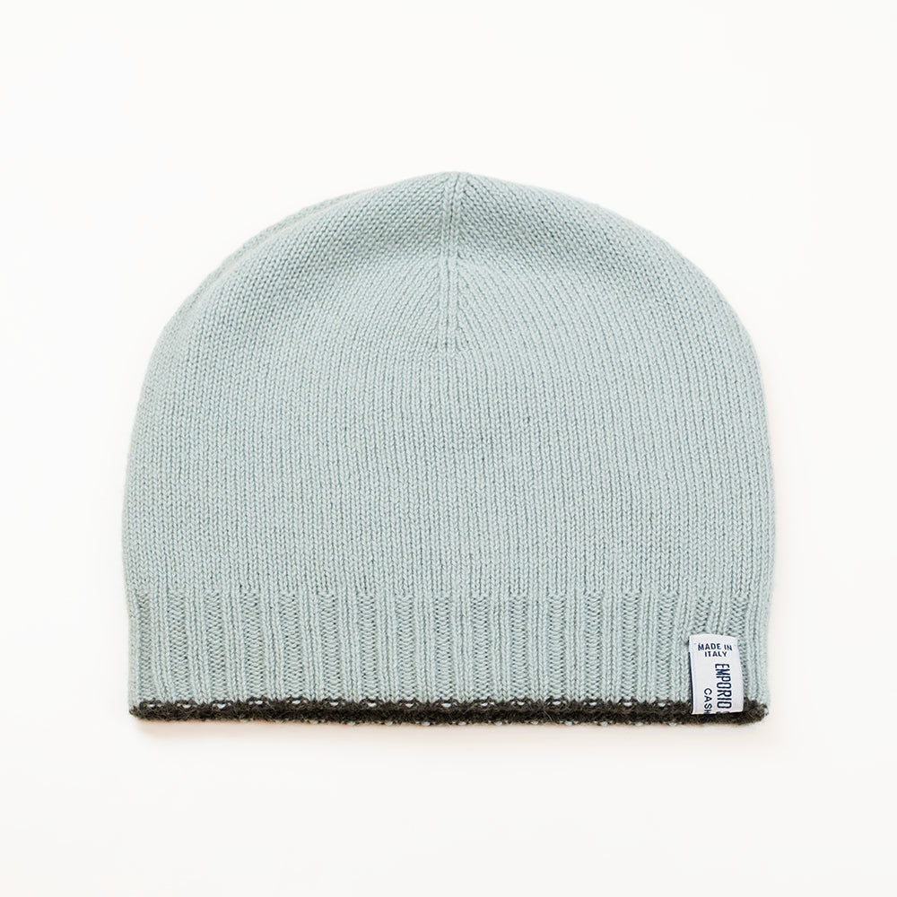 Cuffia doubleface verde in 100% Cashmere, Made in Italy. Pratica e versatile, può essere indossata con o senza risvolto. Trama rasata e pregiata manifattura per una vestibilità confortevole e di qualità.